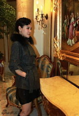 组图：何佳怡潮感冬日写真演绎时尚摩登女郎