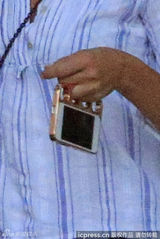 组图：卡梅隆-迪亚兹衬衫牛仔裤出街秀指环手机