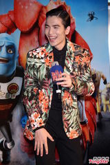 组图：萧敬腾亮相首映会 花西装惹眼抢镜