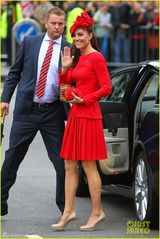 组图：凯特王妃与女王出席活动 节俭穿旧裙