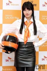 组图：韩团missA秀智戴橙领巾当一日店长