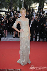 组图：超模海蒂戛纳走秀礼服露背身材高挑