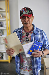 组图：胡军李亚鹏现身COART现场卖萌合照