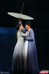 组图：秦海璐风骚演《青蛇》 闻婚事娇羞傻笑