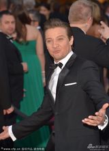 组图：群星闪耀红毯 暮光女拄拐海瑟薇优雅