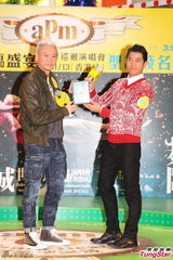 组图：郭富城单身圣诞不寂寞 否认购四百万跑车