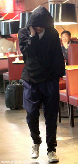 组图：文章独行黑超遮面 躲助理身后避媒体拍摄