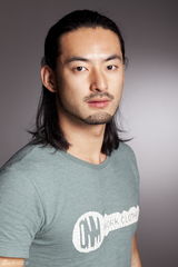 组图：娄淇长发写真曝光 气质型男显文艺风范