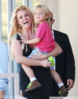 组图：小甜甜大露背幼儿园外接爱子上演天伦秀