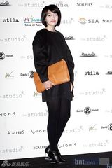 组图：李孝利孔孝真等众韩星盛装助阵大型时装秀