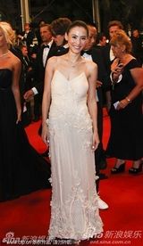 组图：张柏芝优雅白裙亮相《金钱之味》首映