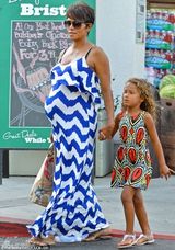 组图：47岁哈莉-贝瑞孕肚暴突 蓝白裙窈窕风情