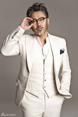 组图：吴秀波化身白马萌叔 英伦绅士万人迷