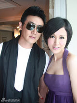 幻灯图：陆毅潮装现身街头 携妻子鲍蕾逛名店 