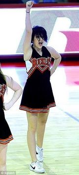 组图：杰克逊女儿变啦啦队员 舞花球高抬腿抢镜