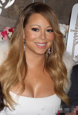 组图：玛丽亚凯莉出席亮灯式 眼妆失误变大小眼