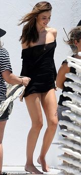 组图：米兰达拍写真秀香肩 黑裙滑落胸部失守