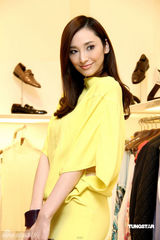 高清图：吴佩慈高腰酒瓶裙走秀 黄色套装妩媚明艳