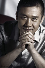 组图：黄志忠突破军人形象展潮男风范