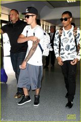 组图：贾斯汀-比伯参加派对 精神不振纹身抢镜