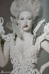 组图：碧昂斯巡演造型设计 女王气场烈焰红唇