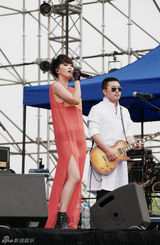 组图：谭维维唱响玛克斯大爬梯 透视装劲爆全场