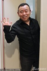 组图：潘长江升级做姥爷 产房陪女儿高兴竖拇指