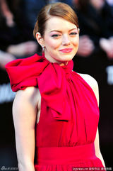 高清组图：奥斯卡红毯艾玛-斯通紫红色礼服亮相