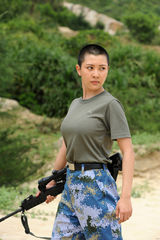 组图：刘思言《火蓝刀锋》演绎冷艳女战神