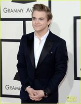 组图：小正太亨特-海耶斯亮相红毯 西装帅气