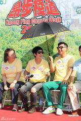 组图：吴君如出席慈善活动 称已安慰脚伤古天乐