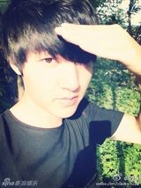 组图：“中国版李敏镐”火爆微博 原为报社记者