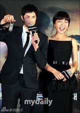 组图：《云图》韩国红毯首映 裴斗娜露背装亮相