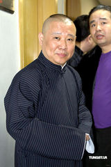 幻灯图：郭德纲携弟子献封箱作 快人快语引爆笑 