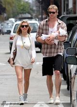 组图：“雷神”二度当爹 锤哥甘做奶爸爱抱娃