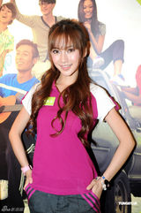 高清图：Angelababy和周柏豪联袂代言运动品牌