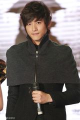 幻灯图：张峻宁谱慈善恋曲 明星画册助援贫困教师