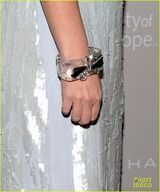 组图：布兰妮携未婚夫亮相 眼窝深陷肚腩不见