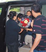 组图：张柏芝携两子游乐场疯玩 紧张爱儿受伤