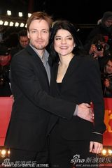 高清：《未来》首映礼 女导演米兰达挽两男走红毯