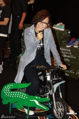 组图：周笔畅潮牌落户上海 否认开店比唱歌赚钱