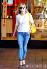 组图：瑞茜-威瑟斯彭洛城逛街 休闲装凸显气质