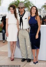 高清组图：德普宣传《海盗4》 佩内洛普紧身裙性感