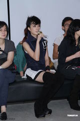 组图：桂纶镁亮相时装展秀别样风情