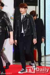 组图：少女时代IU助阵《冠军秀》百回纪念直播