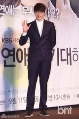 组图：韩剧《期待恋爱》发布 宝儿与两男星亲密