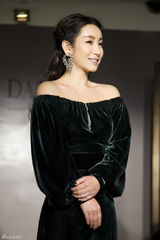 组图：秦海璐典雅亮相 获定制款婚戒疑好事将近