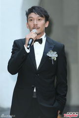 组图：张震大婚献吻娇妻 亲手为新娘提裙摆