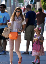 高清组图：辣妈杰西卡-阿尔芭带大女儿奥诺逛街