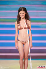 组图：港姐泳装秀热辣美胸 蛮腰翘臀各展风情